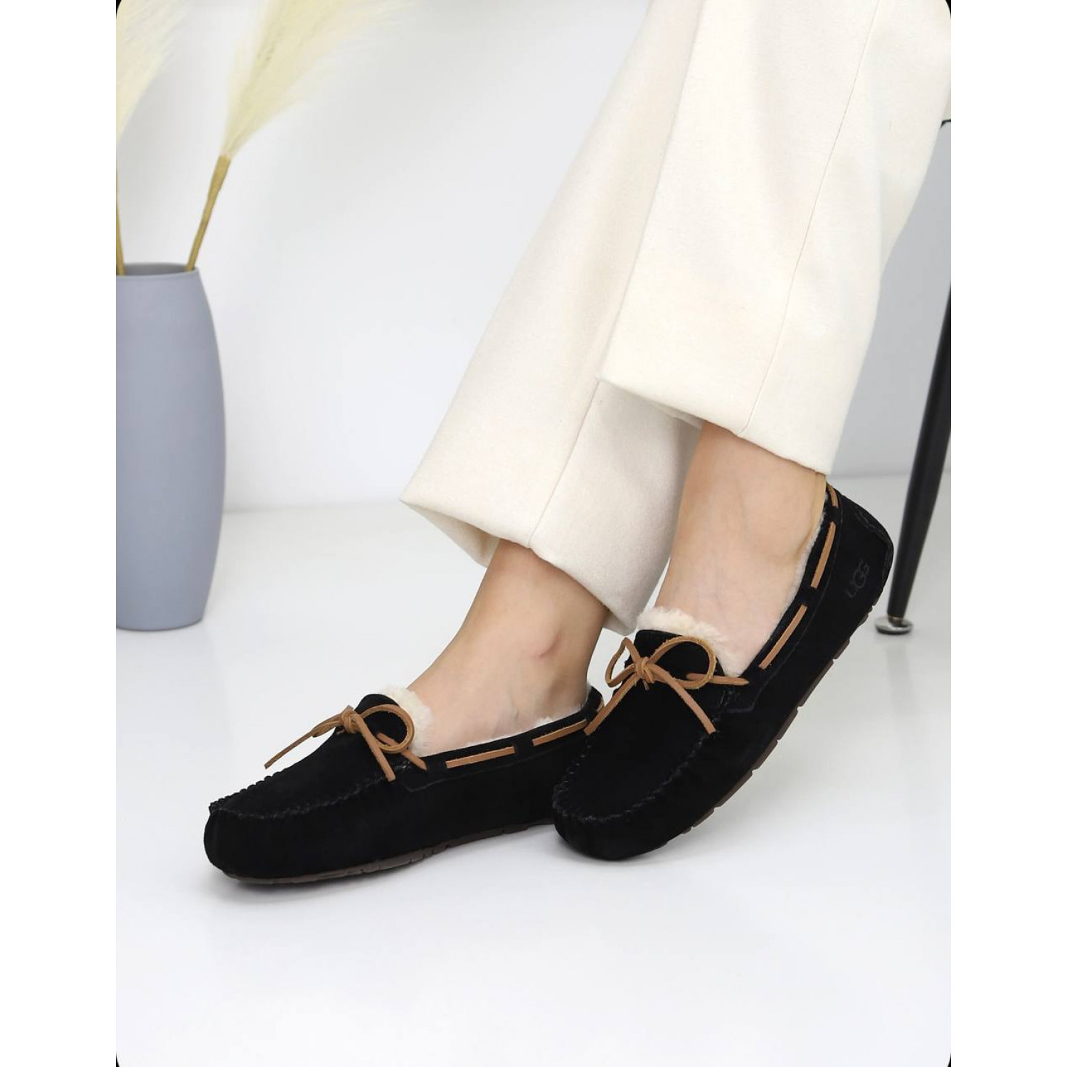 UGG Dakota Black